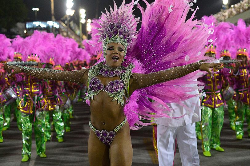 In Rio ging es in der Nacht zum Montag auf dem Straßenkarneval heiß her. Die brasilianischen Schönheiten zeigten zum Karneval-Höhepunkt viel nackte Haut und sexy Kurven.