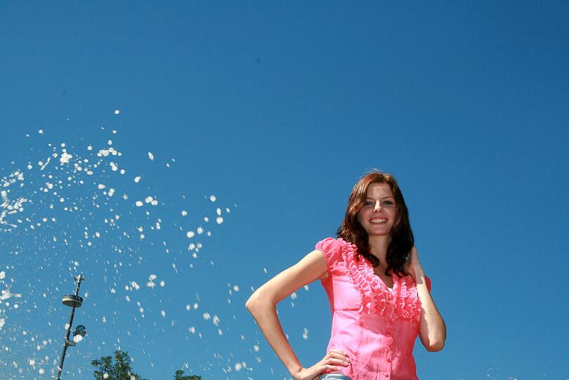Die Sonne scheint, die Frisur sitzt, das Kleid zeigt alle Vorzüge ihrer Figur: Katrin Biller (18) hat es unter die Top 10 bei der Wahl zur Schönen Münchnerin geschafft.