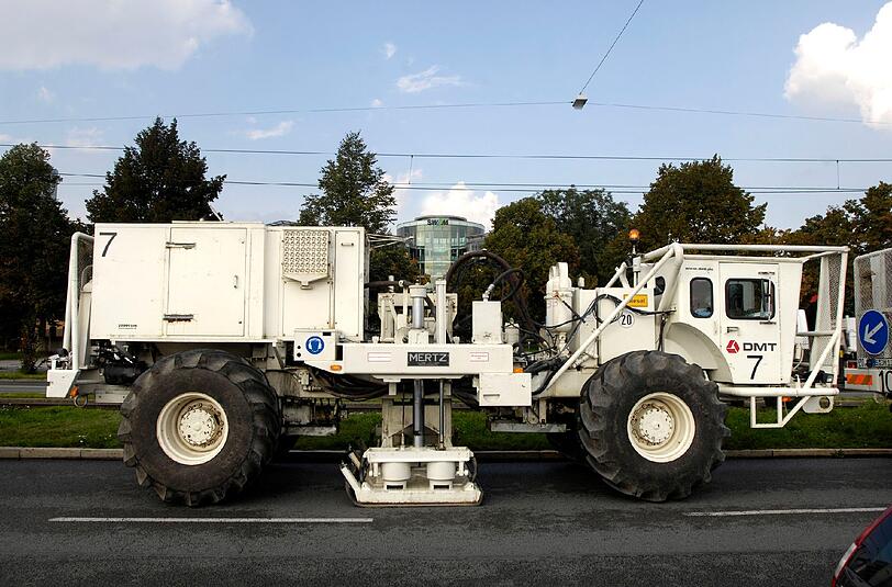 Mit diesen Vibro-Trucks rüttelten sich die Stadtwerke durch die Münchner Straßen.