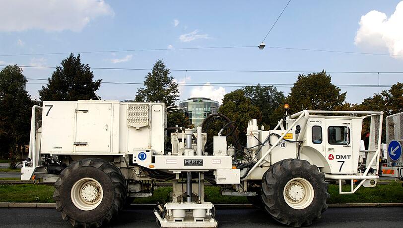 Mit diesen Vibro-Trucks rüttelten sich die Stadtwerke durch die Münchner Straßen. Mit diesen Vibro-Trucks rüttelten sich die Stadtwerke durch die Münchner Straßen.