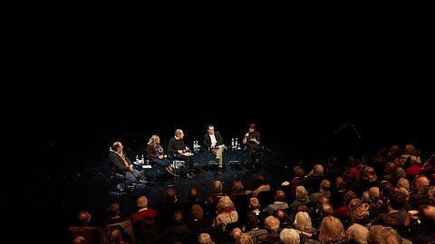 Matthias Lilienthal, Christine Dössel, Michael Krüger, Robert Braunmüller und Annette Paulmann auf der Bühne der Kammer 2.