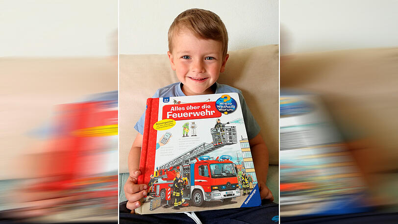 Tobias und sein Feuerwehrbuch.