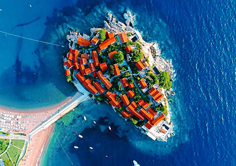 Das wäre doch ein Urlaubsziel für 2018: Den Blick auf das Aman Sveti Stefan Hotel in Montenegro hat Smakadron festgehalten.
