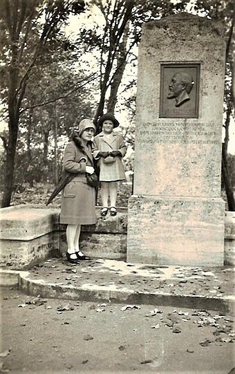 1940: Großmutter und Mutter von AZ-Leserin Gertraud Remmers posieren am Wilhelm-Goetz-Denkmal im Luitpoldpark.