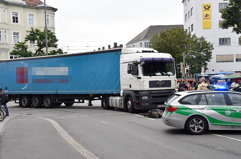 Die Radfahrerin wurde von dem Lkw mehrere Meter mitgeschliffen und kam zu Sturz.