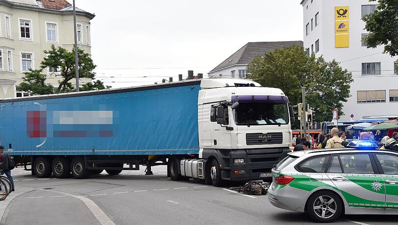 Die Radfahrerin wurde von dem Lkw mehrere Meter mitgeschliffen und kam zu Sturz. Die Radfahrerin wurde von dem Lkw mehrere Meter mitgeschliffen und kam zu Sturz.