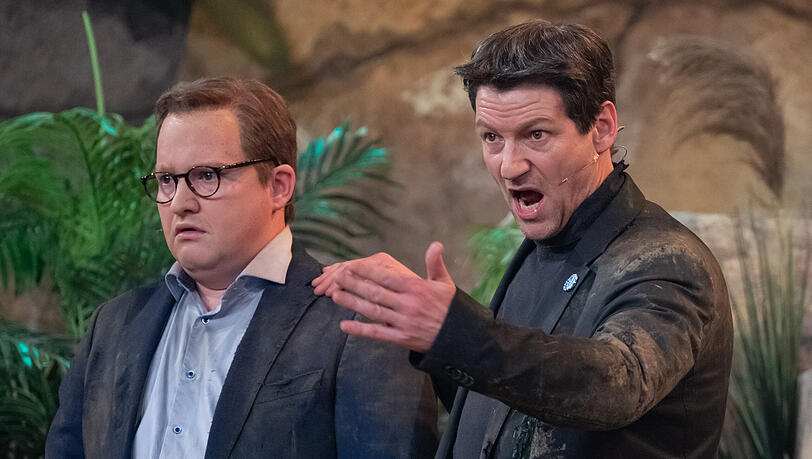 Thomas Unger (r, als bayerischer Ministerpräsident Söder), und Roland Schreglmann (als CSU-Generalsekretär Huber), treten beim Starkbieranstich auf dem Nockherberg beim Singspiel auf. Thomas Unger (r, als bayerischer Ministerpräsident Söder), und Roland Schreglmann (als CSU-Generalsekretär Huber), treten beim Starkbieranstich auf dem Nockherberg beim Singspiel auf.