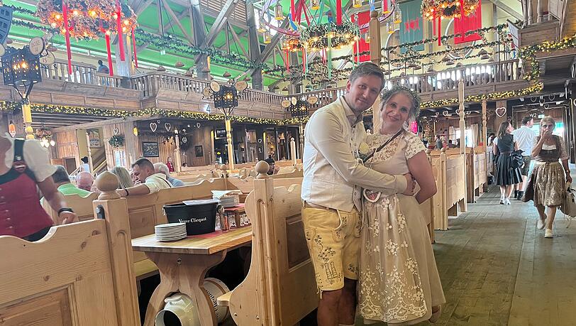 Hanno und Theresia sind seit Montag verheiratet. Gefeiert wird in Kufflers Weinzelt – selbstverständlich in Tracht. Hanno und Theresia sind seit Montag verheiratet. Gefeiert wird in Kufflers Weinzelt – selbstverständlich in Tracht.
