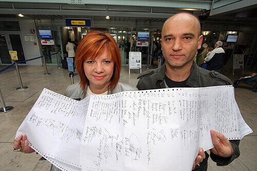 Zbigniew und Elisabeth Kaszubski mit der Unterschriftenliste der Passagiere.