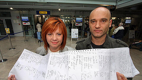 Zbigniew und Elisabeth Kaszubski mit der Unterschriftenliste der Passagiere.