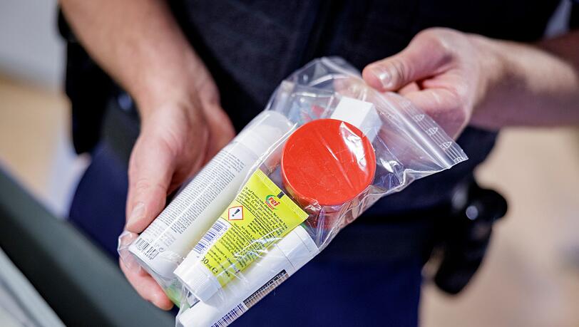 So mussten Flüssigkeiten bislang verpackt werden. (Archivbild)