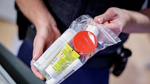 So mussten Flüssigkeiten bislang verpackt werden. (Archivbild)