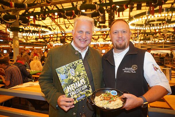 Ein Großteil der Gerichte in der Festhalle Schottenhamel sind in Bioqualität. Wirt Christian Schottenhamel (l.) und Küchenchef Matthias Esche sprechen aber auch Herausforderungen an.