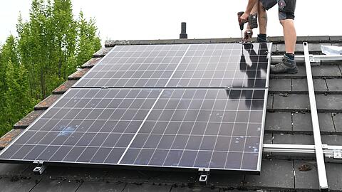 Viele Hausbesitzer haben sich eine Photovoltaikanlage aufs Dach montieren lassen, der Staat f&ouml;rdert dies allerdings nicht mehr so wie in fr&uuml;heren Jahren. (Archivbild)