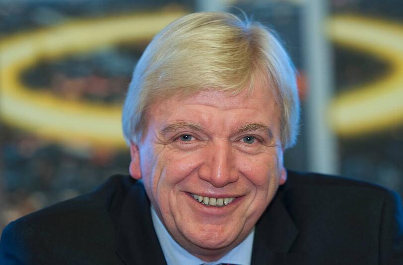 Das ist Volker Bouffier (CDU), seit August 2010 Ministerpräsident von Hessen. Der 62-jährige treue Knappe von Roland Koch folgt diesem im Amt, als der in die freie Wirtschaft wechselte.