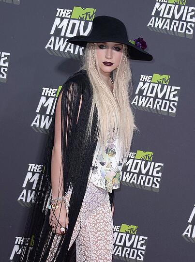 Pop-Sängerin Kesha war wohl noch nicht ganz wach, als sie sich dieses Outfit zusammengestellt...