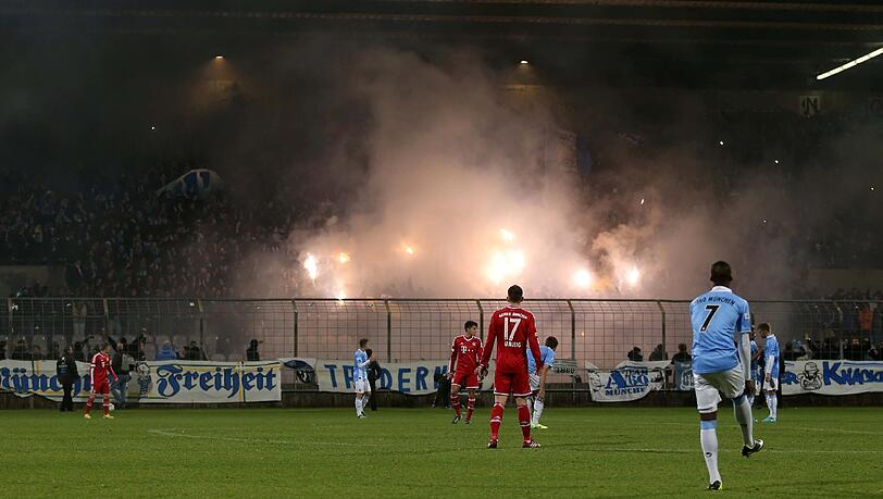 Derby-Time im Grünwalder Stadion: Am Mittwochabend traf der TSV 1860 II auf den FC Bayern II: Bengalische Feuer wurden sowohl von den 1860- als auch von den Bayern-Fans abgebrannt.