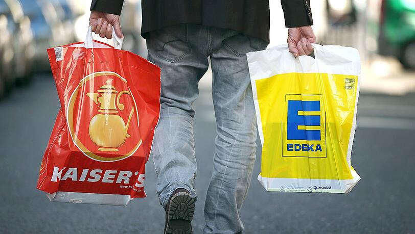 Der Streit um die Übernahme der Supermarkkette Kaiser's Tengelmann durch Edeka geht in die entscheidende Phase. Der Streit um die Übernahme der Supermarkkette Kaiser's Tengelmann durch Edeka geht in die entscheidende Phase.