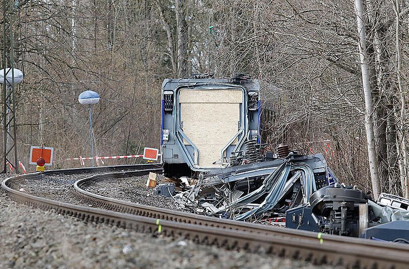 Die Strecke am Unfallort ist weitgehend freigeräumt. Doch auf mehreren Hundert Metern muss das Gleis erneuert werden.