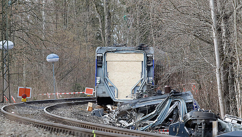 Die Strecke am Unfallort ist weitgehend freigeräumt. Doch auf mehreren Hundert Metern muss das Gleis erneuert werden.