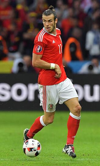 Gareth Bale (Wales): &bdquo;Das ist schon toll, eine Wachablösung von David Beckham. Bale trägt den Dutt aber viel selbstverständlicher als er. Bei Beckham war es ein wenig gekünstelt. Aber bei Bale schaut es einfach super aus. Es ist toll, wie selbstverständlich er überhaupt seine langen Haare trägt. Und er hat nicht nur den klassischen Dutt, sondern auch abstehende Haarbüschel. Perfekt! Und vor allem: Es ist nicht gekünstelt.&ldquo;