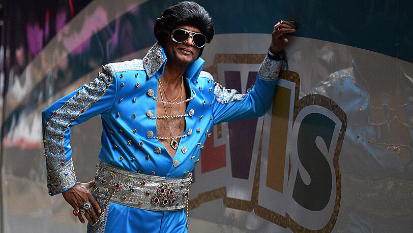 In lässiger Pose lehnt dieser Elvis-Imitator am Zug. In lässiger Pose lehnt dieser Elvis-Imitator am Zug.