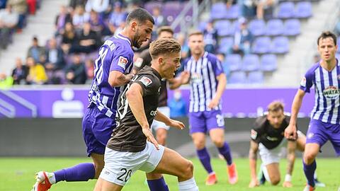 Aues Soufiane Messeguem (l) kämpft mit Finn Ole Becker von St. Pauli um den Ball.