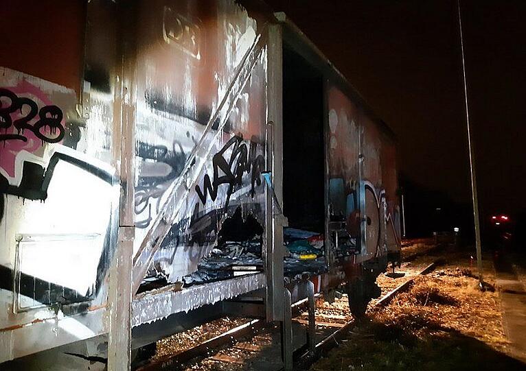 Bilder vom ausgebrannten Güterzugwaggon.