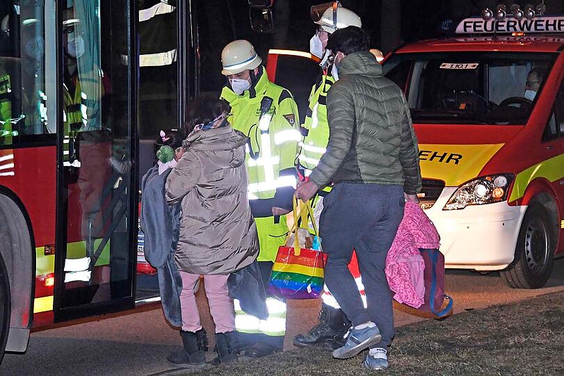 Im Einsatz waren neben zwei Löschzügen und Sonderfahrzeugen der Berufsfeuerwehr auch die Abteilung Oberföhring der Freiwilligen Feuerwehr.