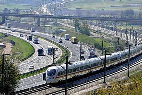 Ein ICE donnert über die Hochgeschwindigkeitsstrecke Nürnberg-Ingolstadt-München parallel zur A9.