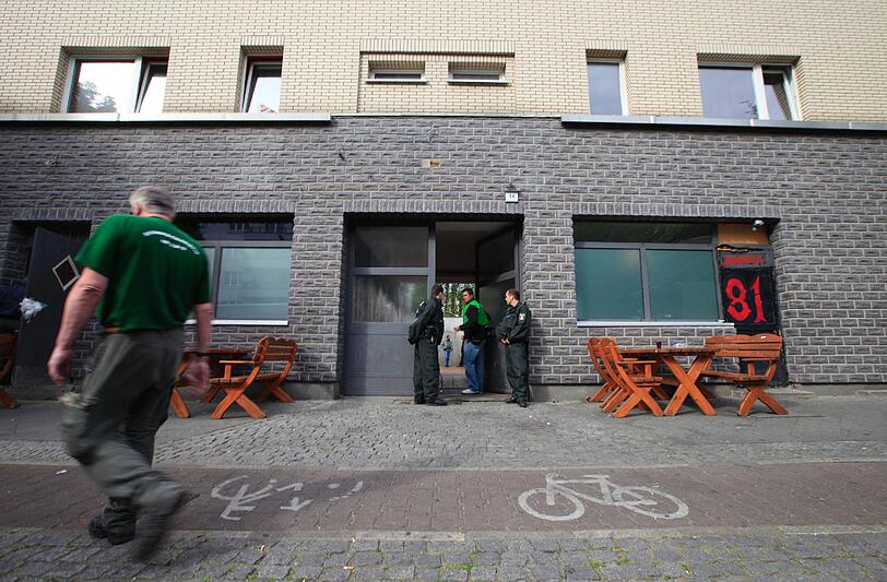 Razzia bei den Hells Angels: Poliziten verladen Motorräder, Bilder und andere Beweismittel und räumen ein Rocker-Clubhaus in Berlin aus. Die Bilder