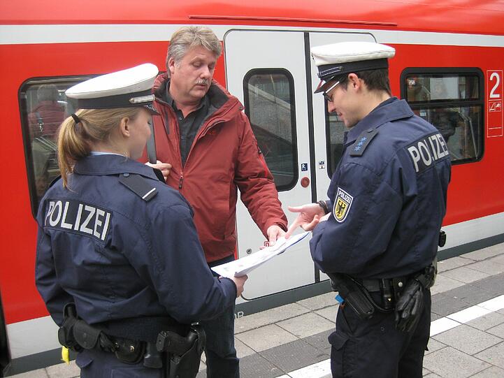 Kennen Sie diesen Jugendlichen? Die Bundespolizei bei der Fahndung nach den Tätern.
