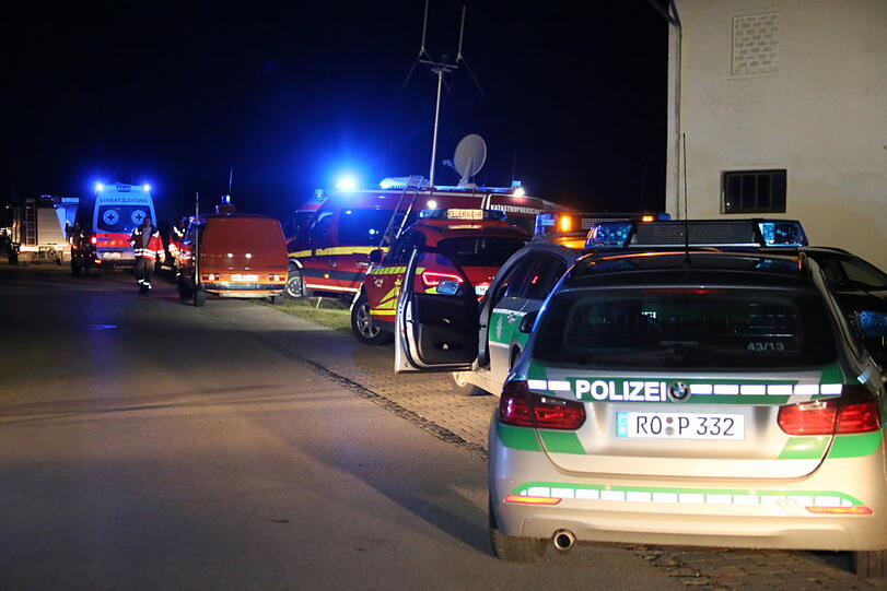 Die Halle, in der Holz und Maschinen gelagert waren, ist bei dem Feuer komplett zerstört worden.