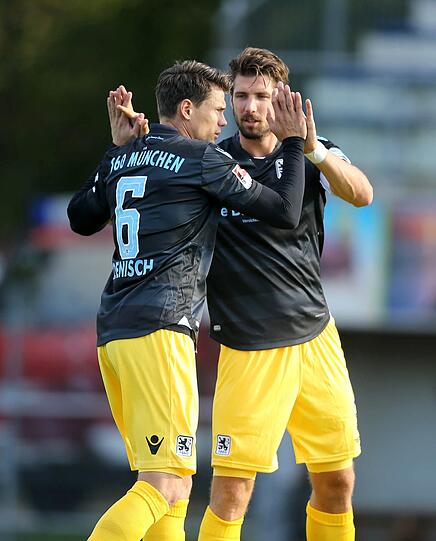 Kicken für den guten Zweck: Der TSV 1860 beim Benefizspiel gegen eine Auswahl des Bayerischen Fußballverbands (BFV) in Burghausen.