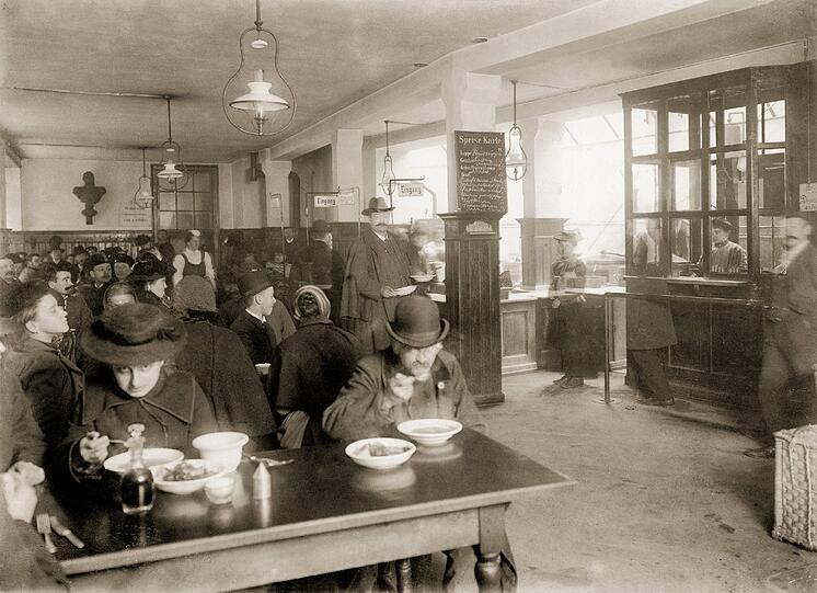 1904: Viele können sich München nicht leisten: eine Armenspeisung in der Hotterstraße.