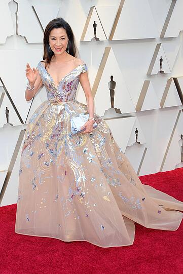 Top: Prinzessinnenhaft betritt Michelle Yeoh den Roten Teppich in einem Kleid von Elie Saab.