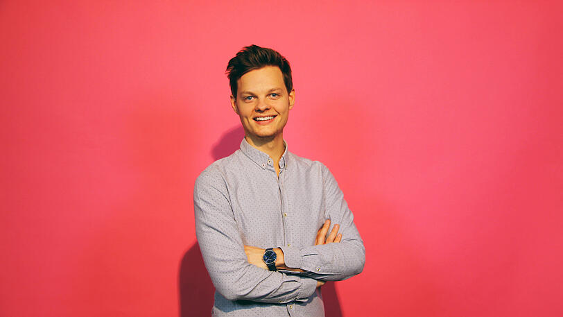 Phil Hackemann (24) vor einer magentafarbenen Wand &ndash; einer der Farben im FDP-Logo.