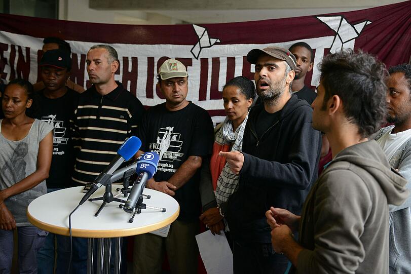 &bdquo;Wir werden weiter kämpfen&ldquo;, verkünden die Flüchtlinge am Dienstagmittag auf einer Pressekonferenz &ndash; doch diesmal setzen sie auf Gespräche.