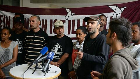 &bdquo;Wir werden weiter kämpfen&ldquo;, verkünden die Flüchtlinge am Dienstagmittag auf einer Pressekonferenz &ndash; doch diesmal setzen sie auf Gespräche.