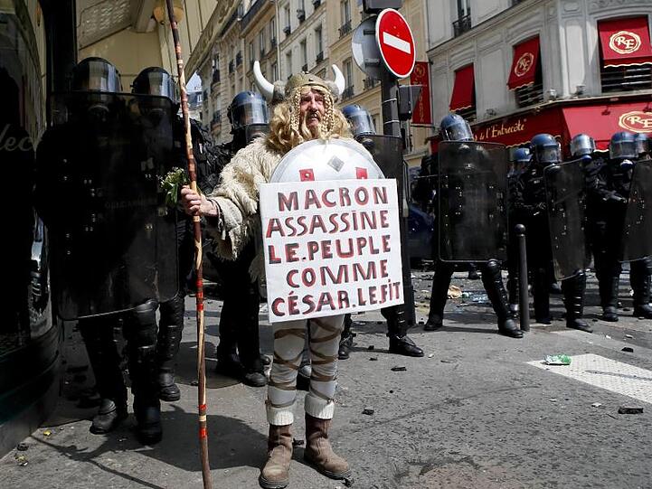 Ein "gallischer" Demonstrant hält ein Plakat mit der Aufschrift "Macron ermordet das Volk wie Cäsar".