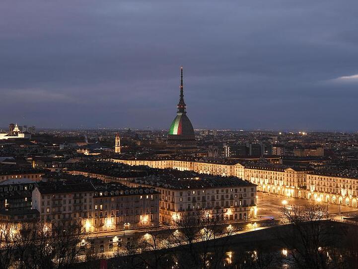 Turins Wahrzeichen, die Mole Antonelliana, wird als ein Zeichen des Respekts für die vielen italienischen Corona-Opfer mit der Trikolore beleuchtet.
