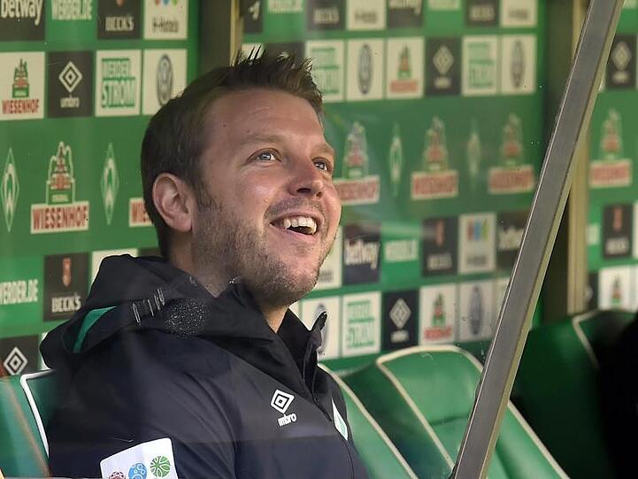 Florian Kohfeldt, Trainer von Werder Bremen, sitzt am Spielfeldrand. Foto: Carmen Jaspersen/Archivbild