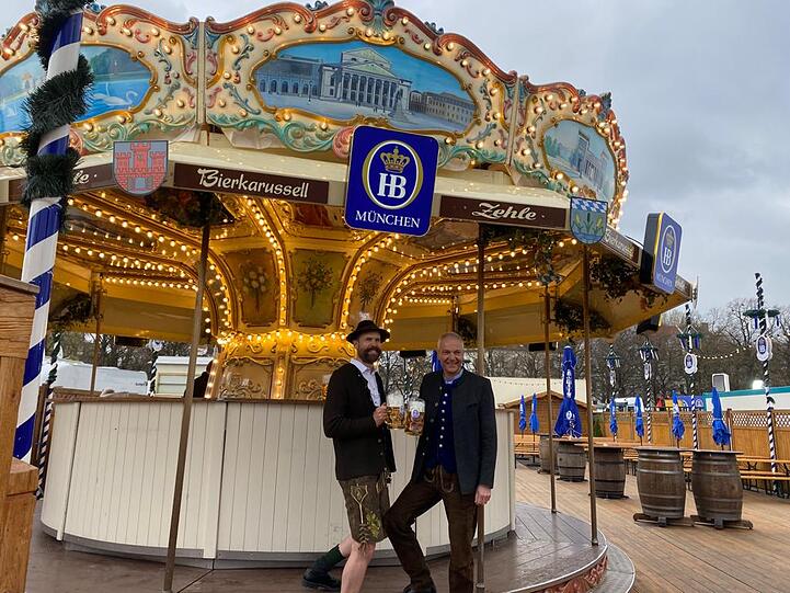 Die ersten Schausteller und Wirte prosten sich vor dem Münchner Frühlingsfest schon einmal zu.
