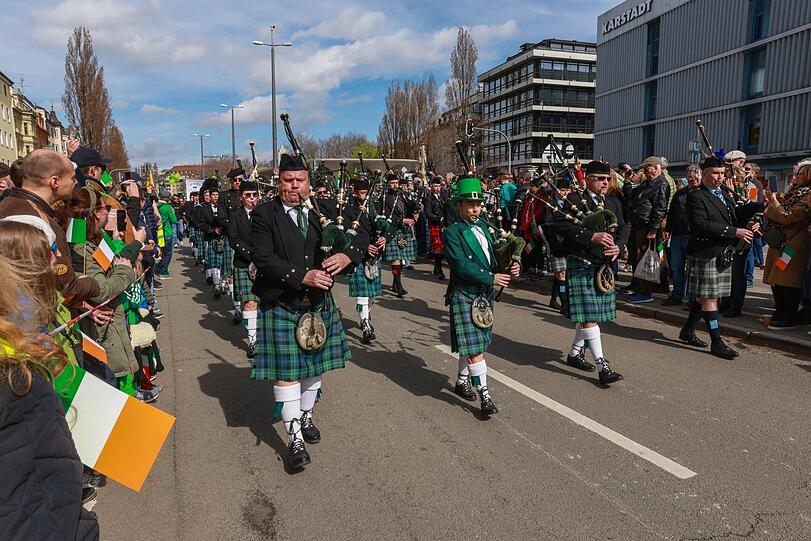Von der Münchner Freiheit zieht die Parade bis zum Odeonsplatz gezogen. 1500 Teilnehmer sind dabei.