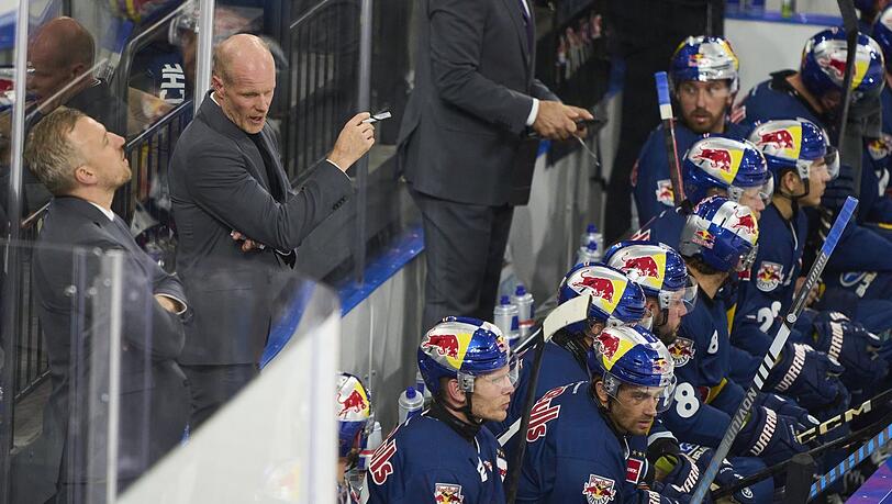 EHC-Trainer Toni Söderholm (2.v.l.) hofft auf die Rückkehr einiger angeschlagener Spieler für das Heimspiel gegen Düsseldorf am Freitag.