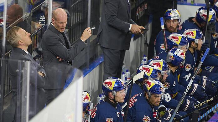 EHC-Trainer Toni Söderholm (2.v.l.) hofft auf die Rückkehr einiger angeschlagener Spieler für das Heimspiel gegen Düsseldorf am Freitag.