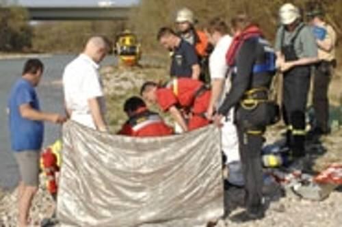 Helfer versuchen Sebastian W. wiederzubeleben.