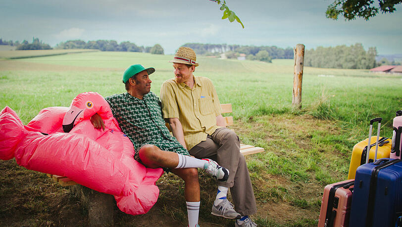 Ausflug aufs Land: Simon Pearce (links) mit Sebastian Winkler im neuen BR-Sketch-Comedy-Format "Bappas – zwei Väter, ein Team, null Plan".