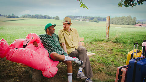 Ausflug aufs Land: Simon Pearce (links) mit Sebastian Winkler im neuen BR-Sketch-Comedy-Format "Bappas – zwei Väter, ein Team, null Plan". Ausflug aufs Land: Simon Pearce (links) mit Sebastian Winkler im neuen BR-Sketch-Comedy-Format "Bappas – zwei Väter, ein Team, null Plan".