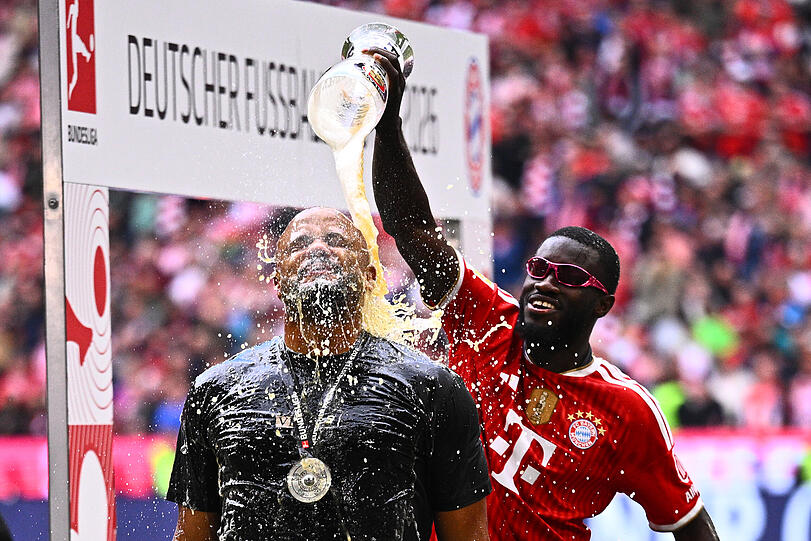 Auch von Dayot Upamecano bekam Bayern-Coach Vincent Kompany seine Bierdusche ab.